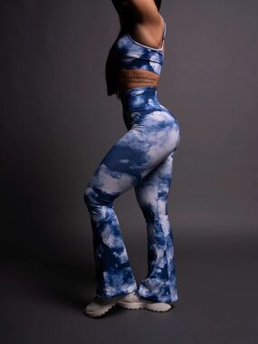 OUR STAMP EVERSON SEAMLESS GRACIE FLARE SCRUNCH LEGGINGS in BLUE SKY